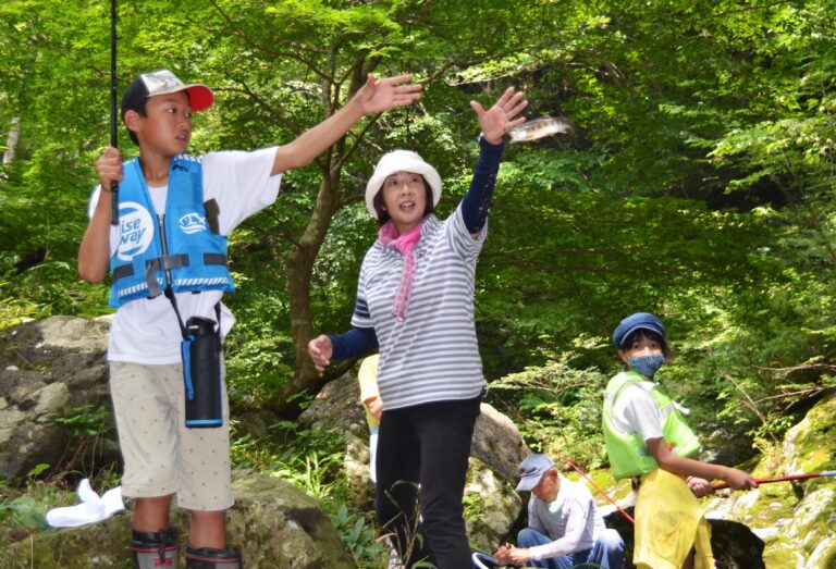 鏡野町富、上斎原地域の小学生、白賀渓谷で、ヒラメ（アマゴ）釣りを通じて交流。