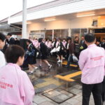 通学する高校生らに声をかける民生委員・児童委員ら