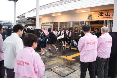 通学する高校生らに声をかける民生委員・児童委員ら