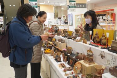 熱心に作者の話を聞く来場者