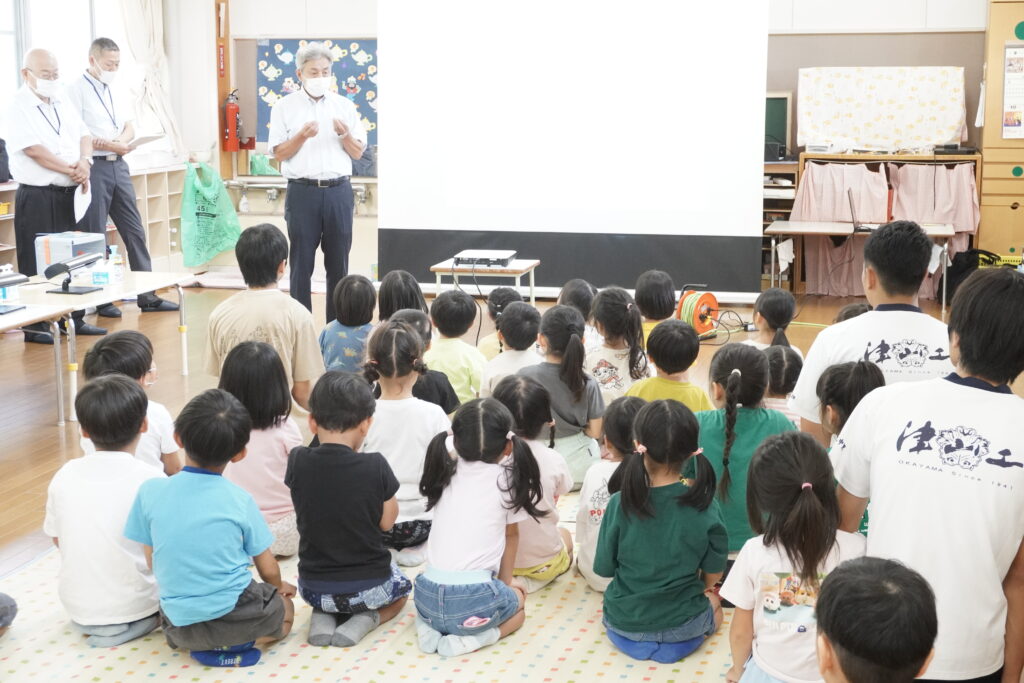 正しい手洗い方法について話を聞く子どもたち