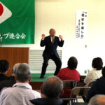 自身が実践するスクワットを紹介する中島会長