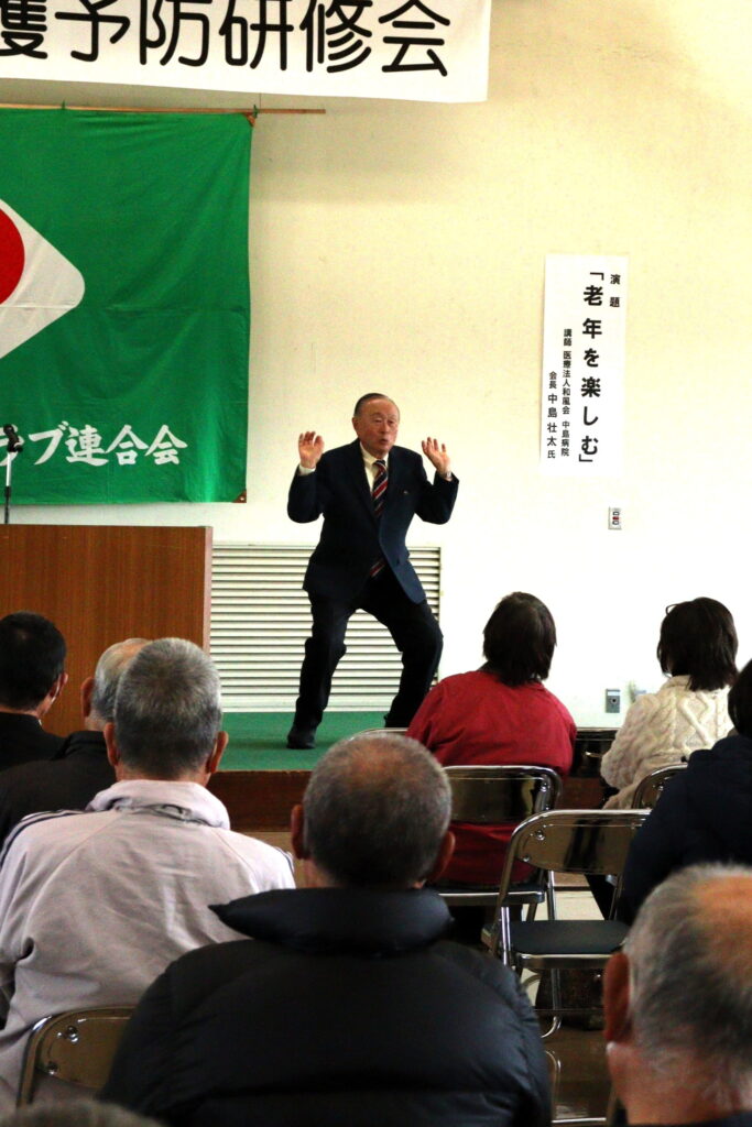 自身が実践するスクワットを紹介する中島会長