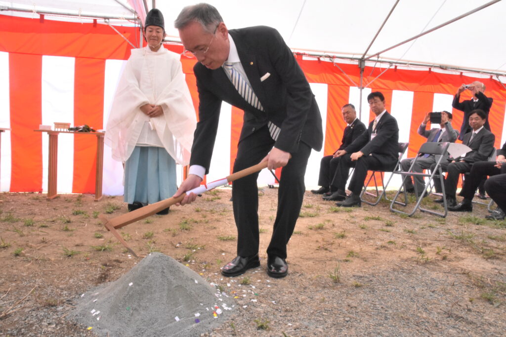 くわ入れする谷口津山市長