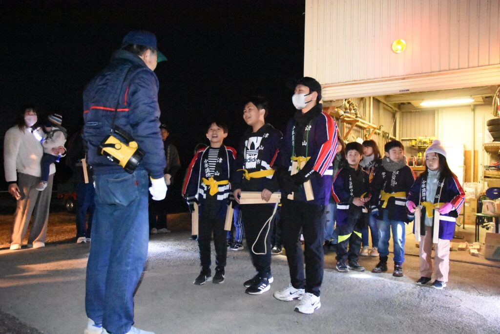 消防機庫での出発式