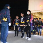 消防機庫での出発式