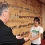 激励金を受け取る後藤選手