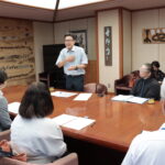 障害者たちの生活基盤の充実を訴える池口事務局長ら＝岡山県津山市で