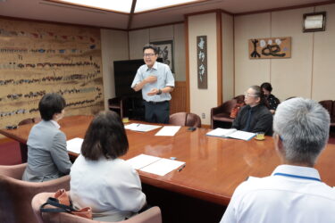 障害者たちの生活基盤の充実を訴える池口事務局長ら＝岡山県津山市で