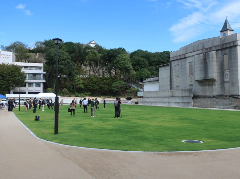 津山国際ホテル跡地に完成した多目的広場「城下スクエア」=岡山県津山市で