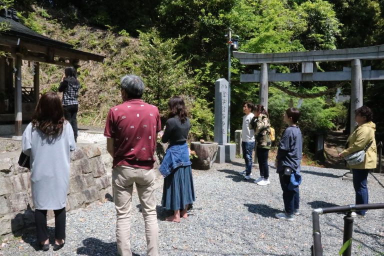 岡山県内外の参拝者でにぎわうサムハラ神社奥の宮