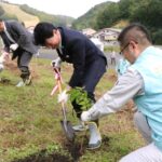 プレイベントで植樹する伊原木知事ら