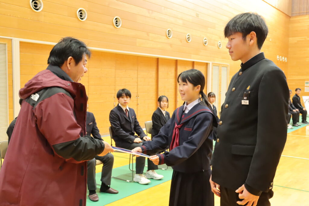 目録を受け取る美作市代表選手