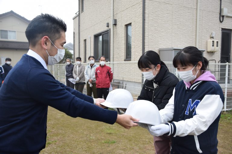 西吉田の那岐の里団地町内会は、住民19世帯72人に防災用のヘルメットを配布