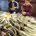 「作州飾り」を作る中島さん夫妻=岡山県津山市で