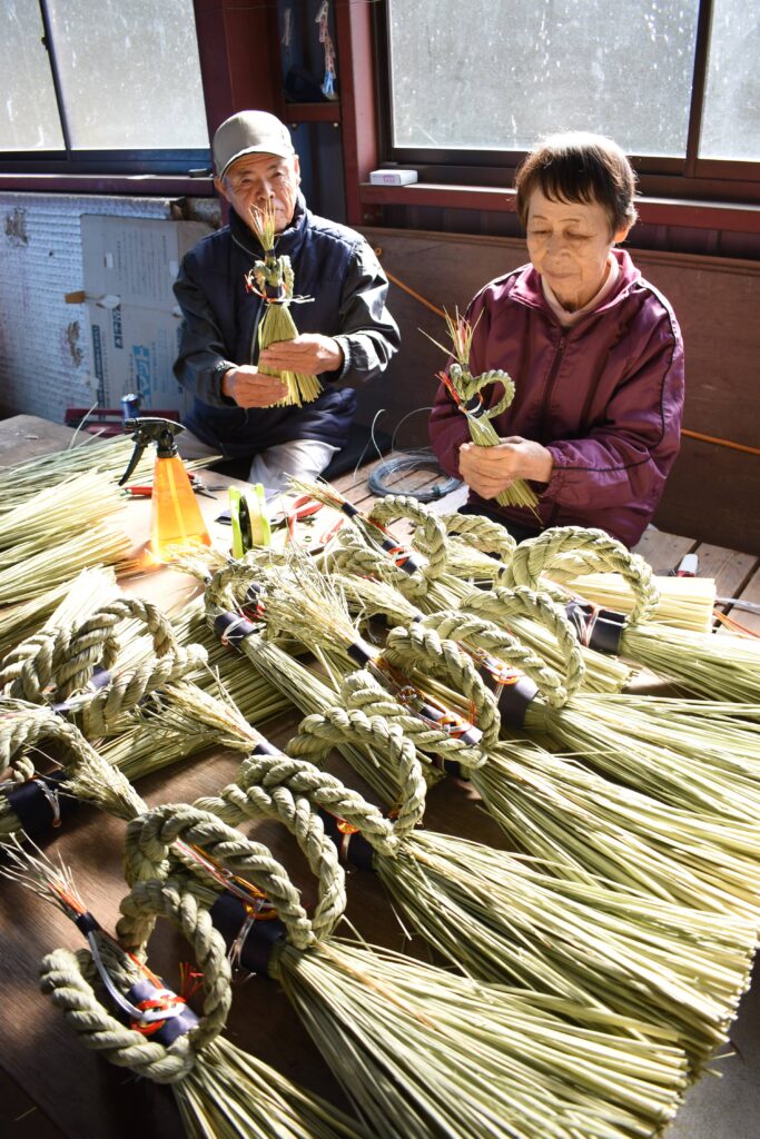 「作州飾り」を作る中島さん夫妻=岡山県津山市で