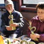 「作州飾り」を作る中島さん夫妻=岡山県津山市で