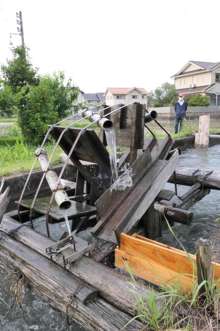 中島地区を流れる嵯峨用水の水揚げ水車