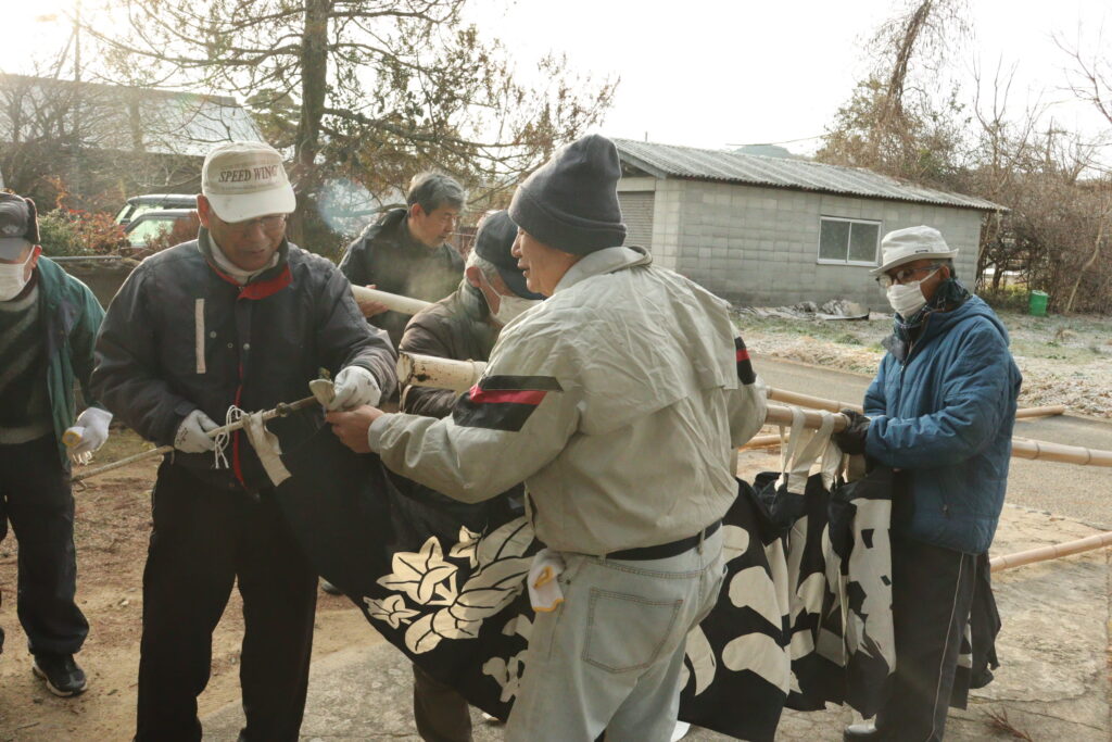大祭に向けて準備を進める氏子たち