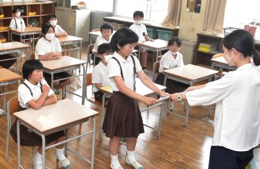 さぁ夏休み！　小学校などで終業式　「遊んで、手伝って、読書して」／岡山・津山市