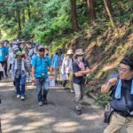 高田城本丸を目指す参加者=岡山県真庭市で