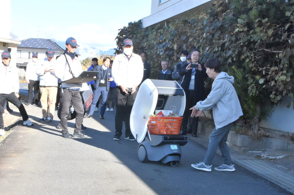 実証実験中の小型自動配送ロボット
