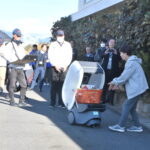 実証実験中の小型自動配送ロボット