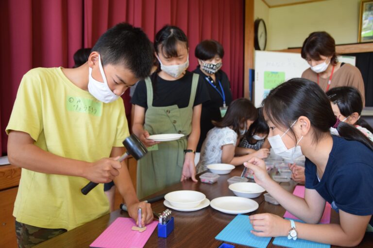 「たかくらフリー塾　夏休み」、児童28人がレザークラフトに挑戦