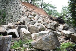 崩落した津山城の石垣