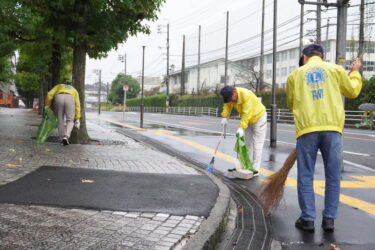 雨の中清掃奉仕活動に取り組む津山衆楽LCのメンバー=岡山県津山市で