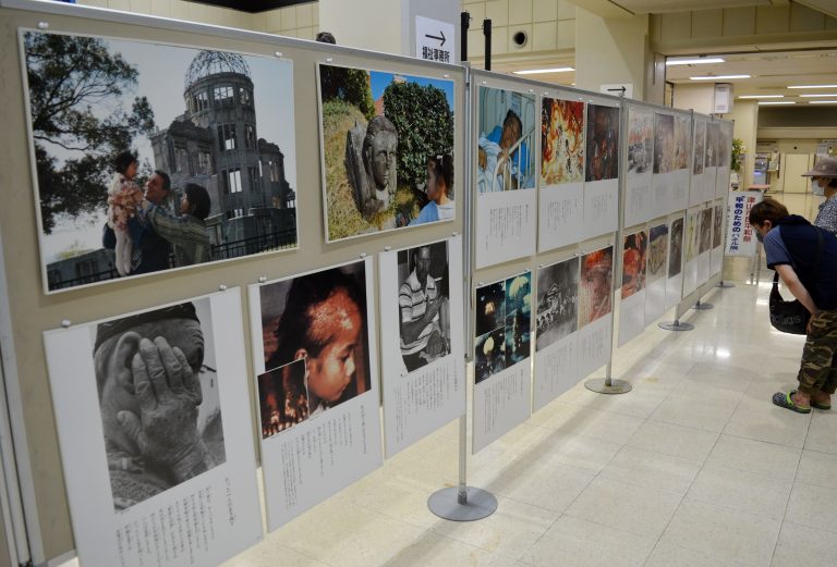 原爆の悲惨さを伝えるパネル展