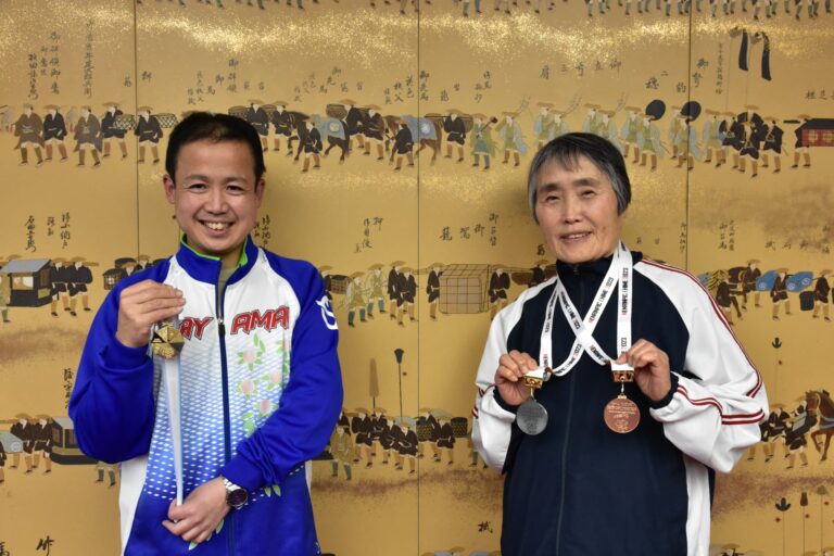 金メダルを手にする清水選手（左）と土井選手