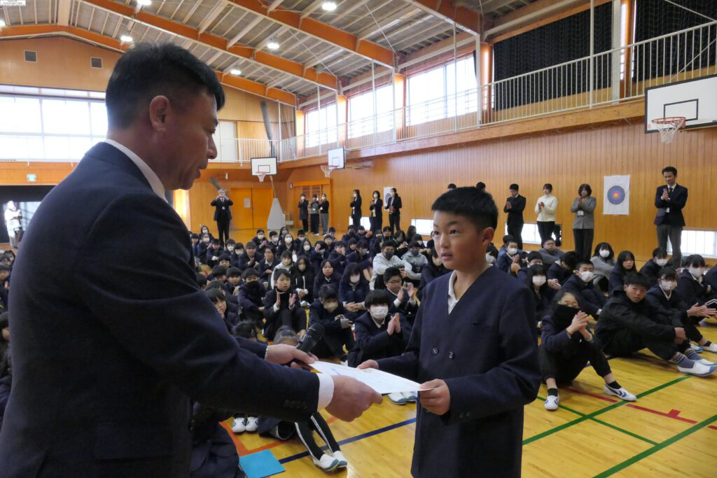 自主学習に力を入れて励んだことを表彰される向陽小の児童=岡山県津山市二宮の向陽小で＝