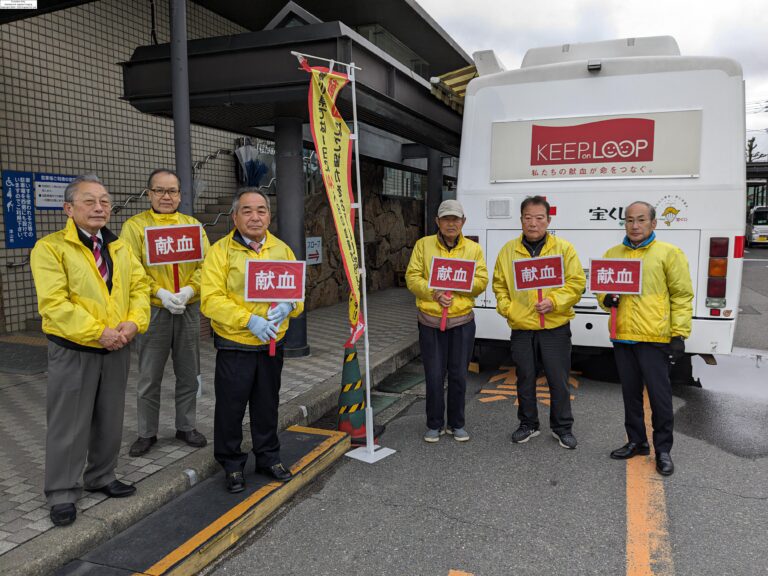 献血への協力を呼びかける津山やよいライオンズクラブ会員=岡山県津山市で