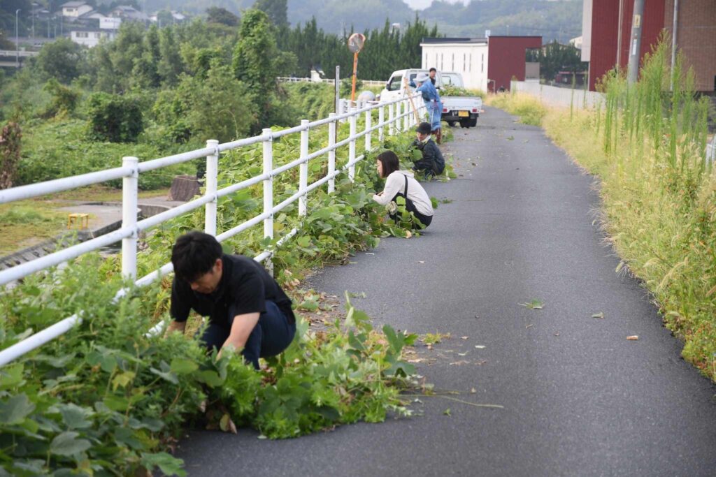 清掃活動に取り組む教職員