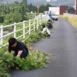 清掃活動に取り組む教職員