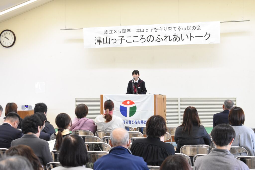 意見や思いを堂々と述べる中学生