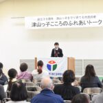 意見や思いを堂々と述べる中学生