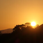 澄み渡った空に姿を現した初日の出＝岡山県津山市で