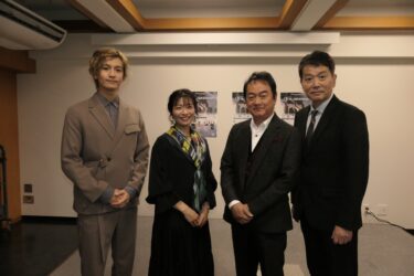 映画「キセキが、はじまる。」に出演した林さん（左）三倉さん（中央左）岸田さん（中央右、大谷監督=岡山県津山市で