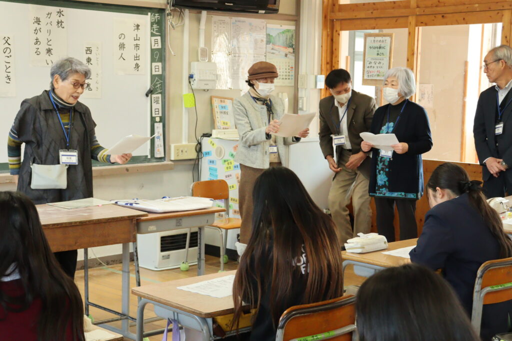 児童に俳句についてアドバイスする会員たち