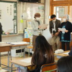 児童に俳句についてアドバイスする会員たち