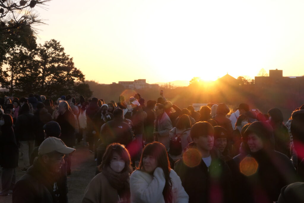 新年の幕開けを祝う来場者たち