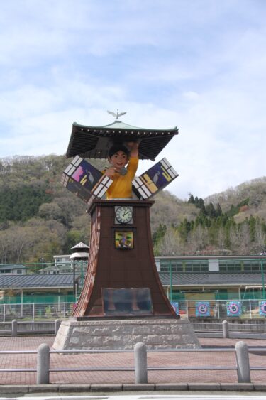 湯郷温泉北の玄関口にある三歩太郎のからくり時計=岡山県美作市で
