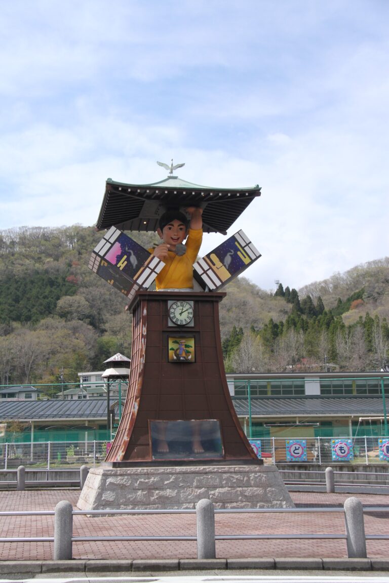 湯郷温泉北の玄関口にある三歩太郎のからくり時計=岡山県美作市で