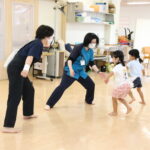 理学療法士と楽しく運動する子どもたち（日本原病院提供）