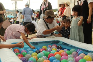 納涼祭を楽しむ子どもたち=岡山県津山市で