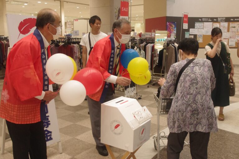 赤い羽根共同募金の街頭活動に協力する市民＝アルネ津山で