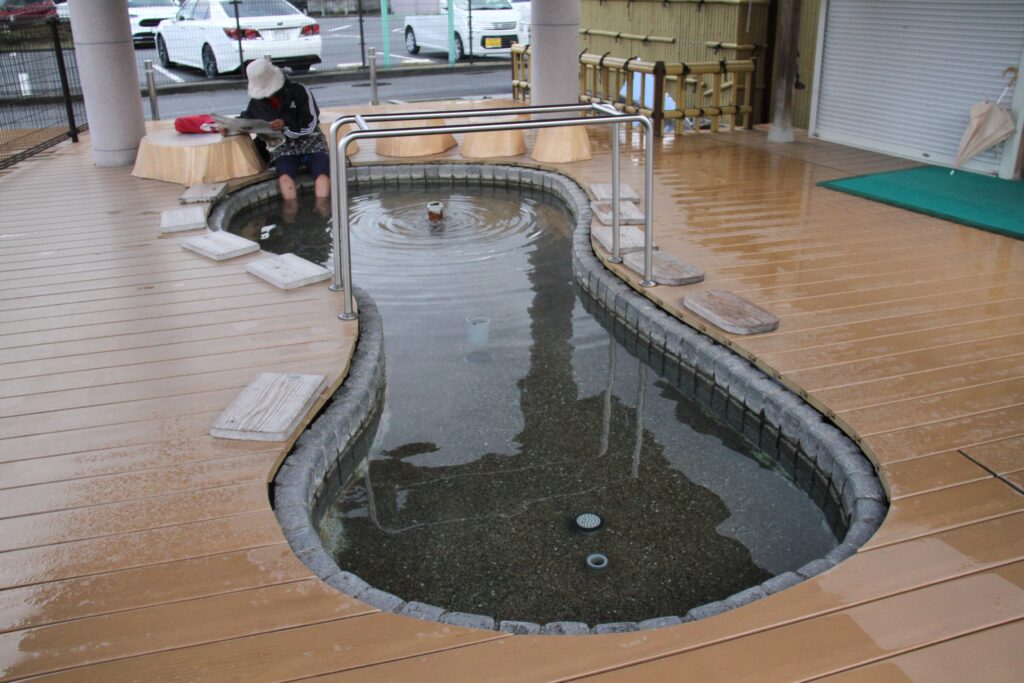 住民、観光客問わず無料で楽しめる足湯