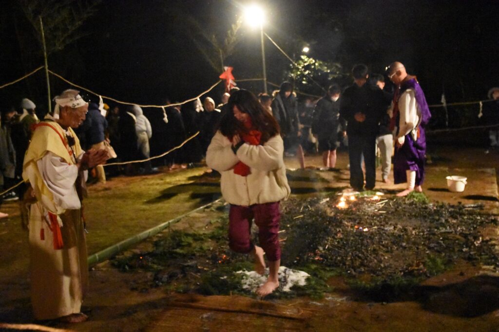 火渡りに挑む参拝者